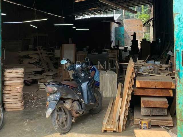 Kiln-dried solid teak board preparation and moisture checking before assembly